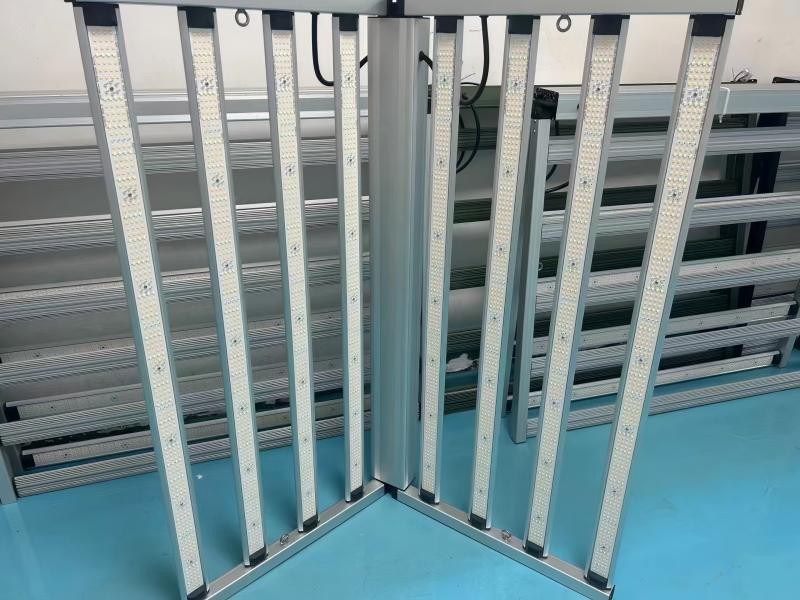 foldable LED grow lights.jpg